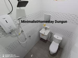 La salle de bains est pourvue de toilettes et d'une douche. dans l'établissement Minimalist Homestay Dungun 2, à Kampong Sura Tengah