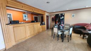 Kuchyň nebo kuchyňský kout v ubytování Capital O Fairway Inn - Baytown La Porte TX