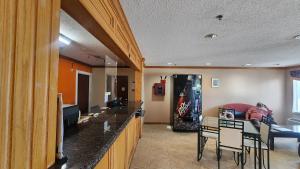 TV a/nebo společenská místnost v ubytování Capital O Fairway Inn - Baytown La Porte TX