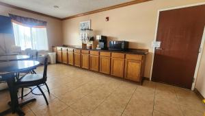 Kuchyň nebo kuchyňský kout v ubytování Capital O Fairway Inn - Baytown La Porte TX