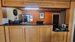 Kuchyň nebo kuchyňský kout v ubytování Capital O Fairway Inn - Baytown La Porte TX