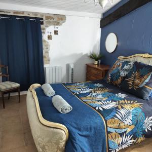 1 dormitorio azul con 1 cama con 2 almohadas en Les Écuries,  23 fotos más