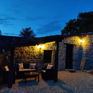 Casa de piedra con patio por la noche en Les Écuries, 
