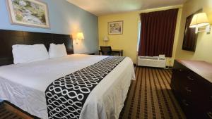 Postel nebo postele na pokoji v ubytování Capital O Fairway Inn - Baytown La Porte TX