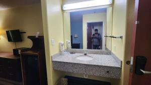 Koupelna v ubytování Capital O Fairway Inn - Baytown La Porte TX