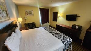 TV a/nebo společenská místnost v ubytování Capital O Fairway Inn - Baytown La Porte TX