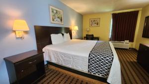 Postel nebo postele na pokoji v ubytování Capital O Fairway Inn - Baytown La Porte TX