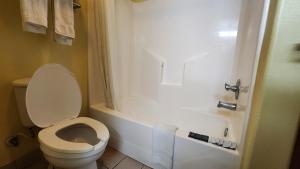 Koupelna v ubytování Capital O Fairway Inn - Baytown La Porte TX