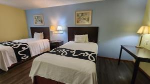 Postel nebo postele na pokoji v ubytování Capital O Fairway Inn - Baytown La Porte TX
