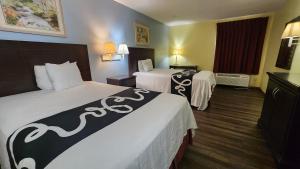 Postel nebo postele na pokoji v ubytování Capital O Fairway Inn - Baytown La Porte TX