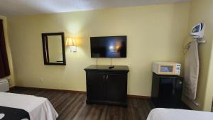 Postel nebo postele na pokoji v ubytování Capital O Fairway Inn - Baytown La Porte TX