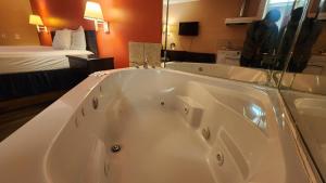Koupelna v ubytování Capital O Fairway Inn - Baytown La Porte TX