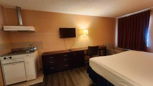Postel nebo postele na pokoji v ubytování Capital O Fairway Inn - Baytown La Porte TX