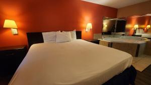 Postel nebo postele na pokoji v ubytování Capital O Fairway Inn - Baytown La Porte TX