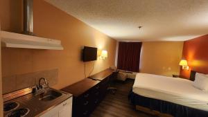 Postel nebo postele na pokoji v ubytování Capital O Fairway Inn - Baytown La Porte TX