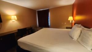 Postel nebo postele na pokoji v ubytování Capital O Fairway Inn - Baytown La Porte TX
