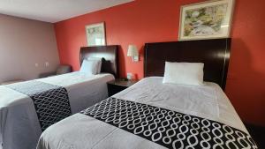 Postel nebo postele na pokoji v ubytování Capital O Fairway Inn - Baytown La Porte TX