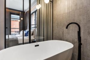 Ένα μπάνιο στο Młode Miasto Doki Apartments by HappyStay +168 φωτογραφίες
