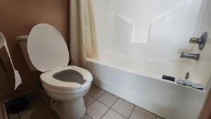 Koupelna v ubytování Capital O Fairway Inn - Baytown La Porte TX