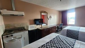 Kuchyň nebo kuchyňský kout v ubytování Capital O Fairway Inn - Baytown La Porte TX