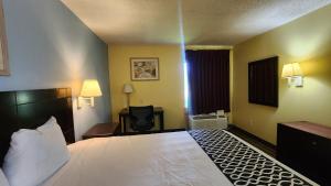 Postel nebo postele na pokoji v ubytování Capital O Fairway Inn - Baytown La Porte TX