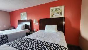 Postel nebo postele na pokoji v ubytování Capital O Fairway Inn - Baytown La Porte TX