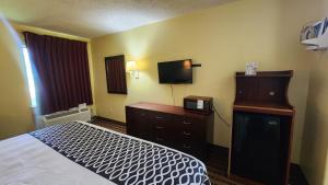 TV a/nebo společenská místnost v ubytování Capital O Fairway Inn - Baytown La Porte TX