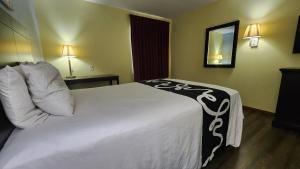 Postel nebo postele na pokoji v ubytování Capital O Fairway Inn - Baytown La Porte TX