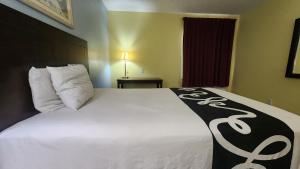 Postel nebo postele na pokoji v ubytování Capital O Fairway Inn - Baytown La Porte TX