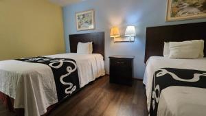 Postel nebo postele na pokoji v ubytování Capital O Fairway Inn - Baytown La Porte TX