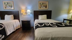 Postel nebo postele na pokoji v ubytování Capital O Fairway Inn - Baytown La Porte TX