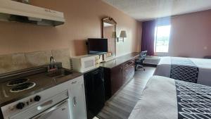 Kuchyň nebo kuchyňský kout v ubytování Capital O Fairway Inn - Baytown La Porte TX