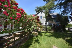 a white house with flowers on a fence at Bo bra i Borgholm in Borgholm