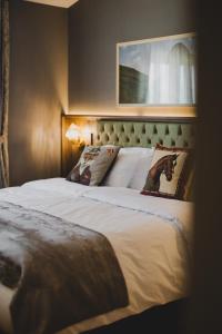Letto o letti in una camera di Hotel Rezident