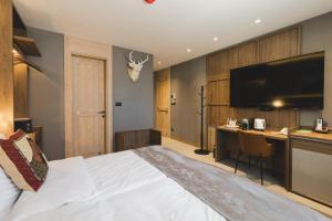 Letto o letti in una camera di Hotel Rezident