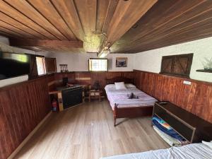 a room with a bed and a tv in it at Escondite en Peon in Villaviciosa