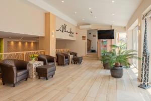 ナジカニジャにあるOÁZIS Hotel***の病院内の椅子とテレビ付き待合室