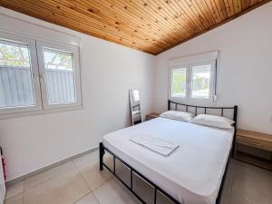 En eller flere senge i et værelse på Τhair Vacation House