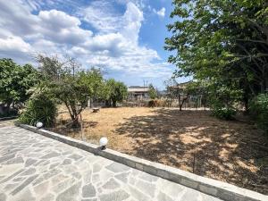 En have udenfor Τhair Vacation House