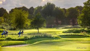 Kemudahan golf di apartmen atau berdekatan