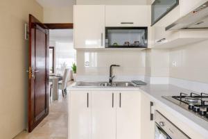 Kuchyň nebo kuchyňský kout v ubytování Appartement Luxe Racine Vue Jardin 2 Chambres Fibre Parking Privé Proche Twin Center