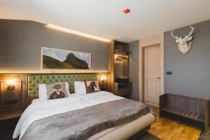Letto o letti in una camera di Hotel Rezident