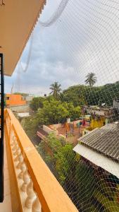 desde un balcón con vistas a una obra en Vue Marine- 1bhk near Rock beach, en Pondicherry
