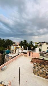 una vista desde la azotea de un edificio en Vue Marine- 1bhk near Rock beach, en Pondicherry
