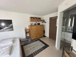 a living room with a bed and a kitchen at 1-Zi Appartement Ladina Davos in Bolgen