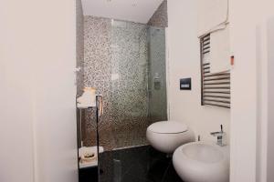 Koupelna v ubytování Residenza Bendinelli-Sauli + 20 fotografií