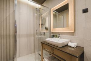 Bilik mandi di Hotel Rezident +37 gambar