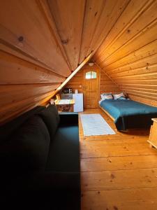 Un pat sau paturi într-o cameră la Apartamenty i pokoje u Ciesielki