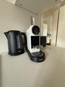 eine Kaffeemaschine und ein Toaster auf der Theke in der Unterkunft Apartment 3 Eilenriede in Hannover