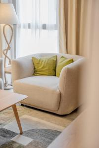 Posezení v ubytování 1BR Amazing Apartment in Al Mamsha by BlueCloud holidays